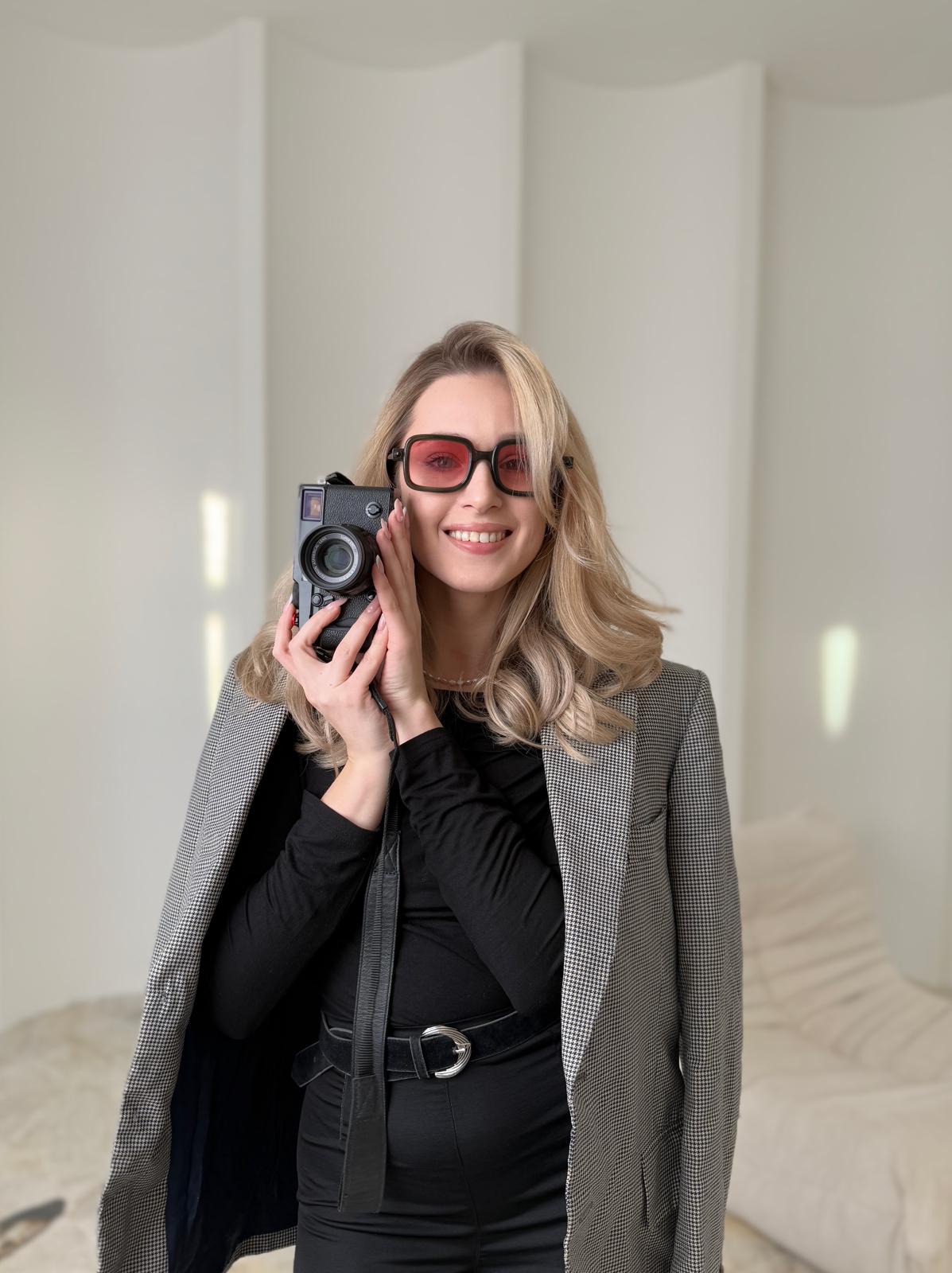 Sharon, content creator i wideomakerka, uśmiechnięta w plenerze
